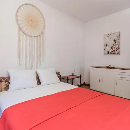 Apartment Stunning In Barbat With Kitchen
