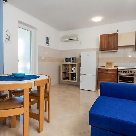 Stunning In Barbat With Kitchen Apartment