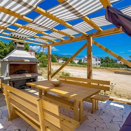 Stunning In Barbat With Kitchen Apartment Barbat na Rabu